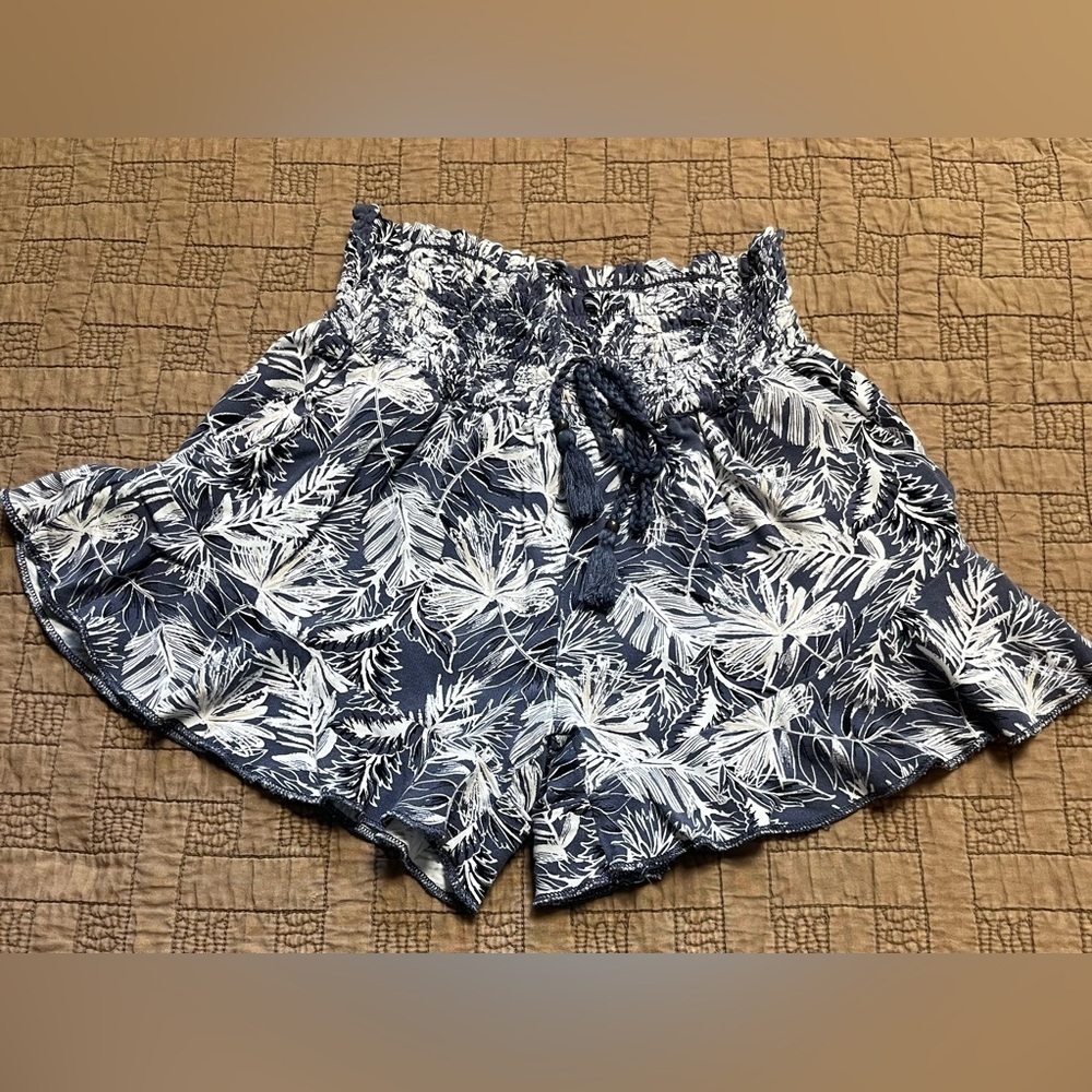 Rewash Navy and White Beach Shorts
Boho beach Summer
Size Small